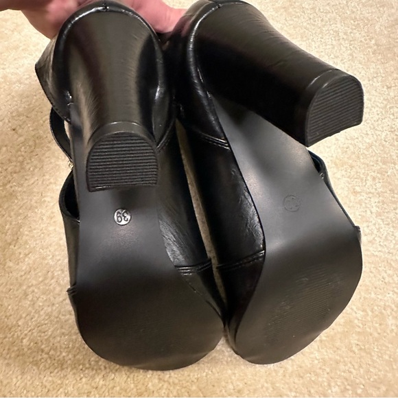 ⭐️ Black 8.5 Heeled Boots with Gold Chain Accent - Picture 8 of 9